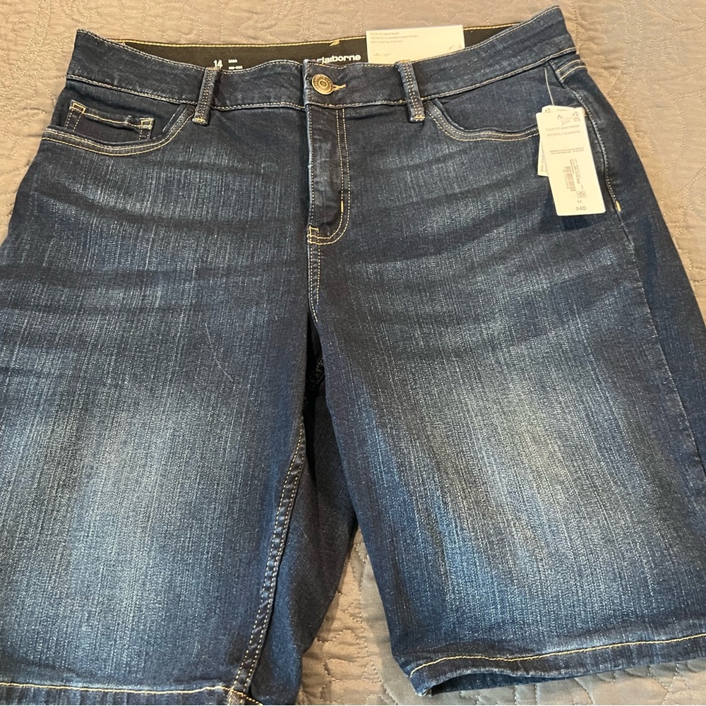 NWT Liz Claiborne Womens Mid Rise Bermuda Shorts